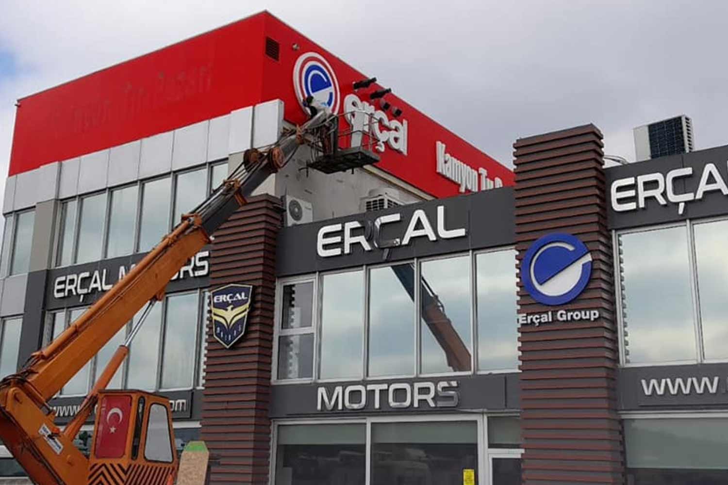Çatı tabelası büyük reklam tabelası
